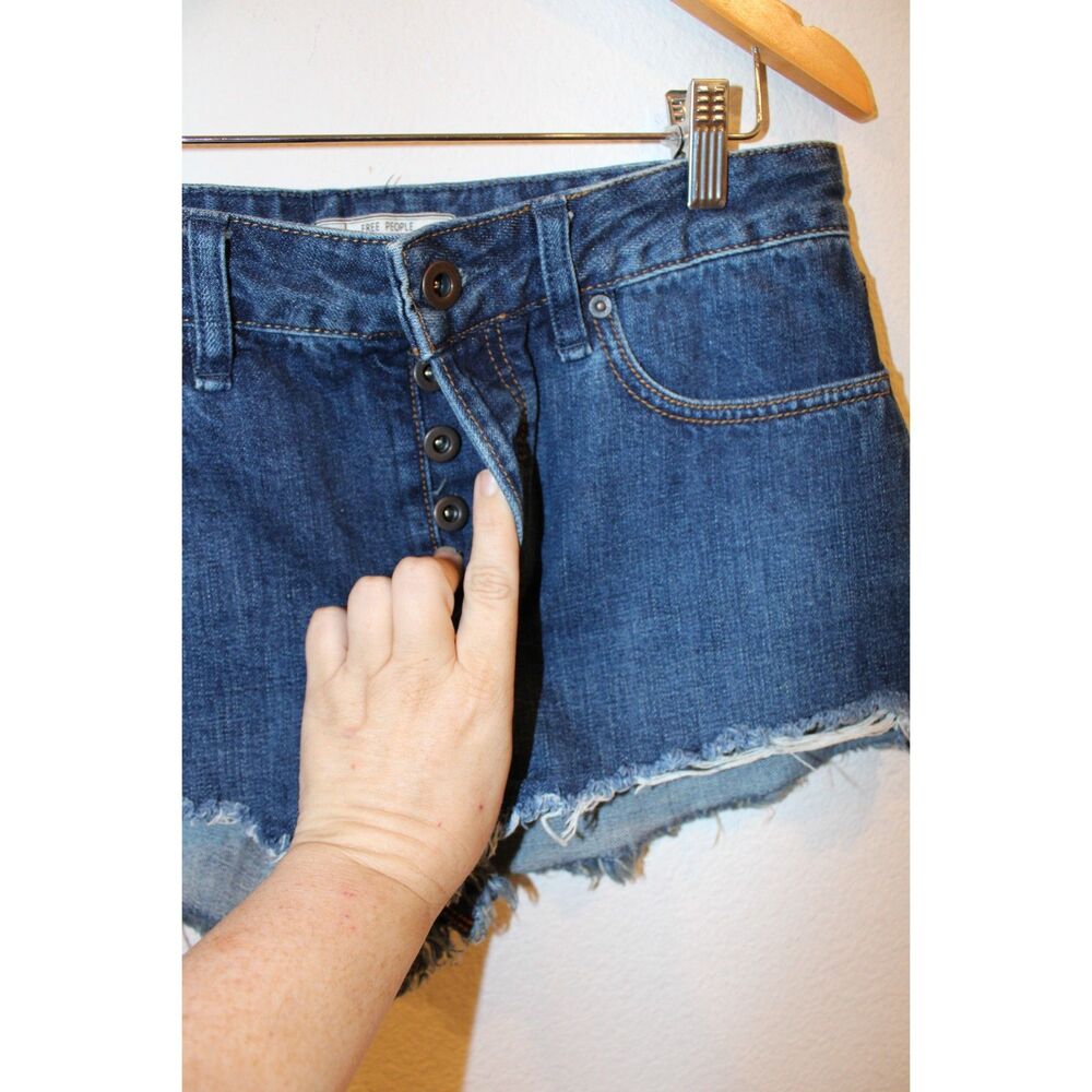 Free People medium wash denim cut off jean shorts size 28 - Picture 3 of 7